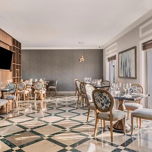 Club King Room